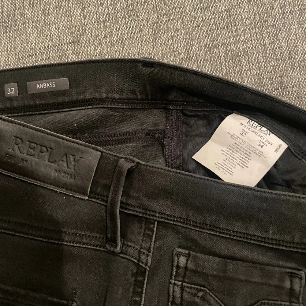 Säljer nu dessa sjukt snygga jeansen från Replay i grymt bra skick. De är i storlek 32/34 och modellen heter anbass. Referens- killen på bilden är 185 och väger 70 kg! Hör gärna av dig vid frågor och funderingar 😃. Jeans & Byxor.