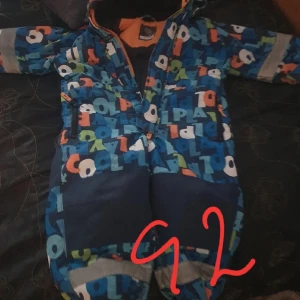 Barnoverall - Barnoverrall..såälj då växtifrån.  Strl på.bild.