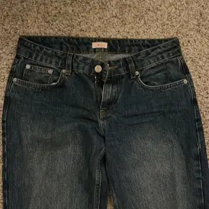 Super snygga o sköna low waisted jeans från nelly. Fåtal gånger andvänd och är i nyskick! Verkligen jättefina, säljer bara pg att dom är för små för mig. Ny pris ca 600 kr