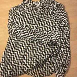 Blus, helt oanvänd  - En fin blus helt oanvänd 