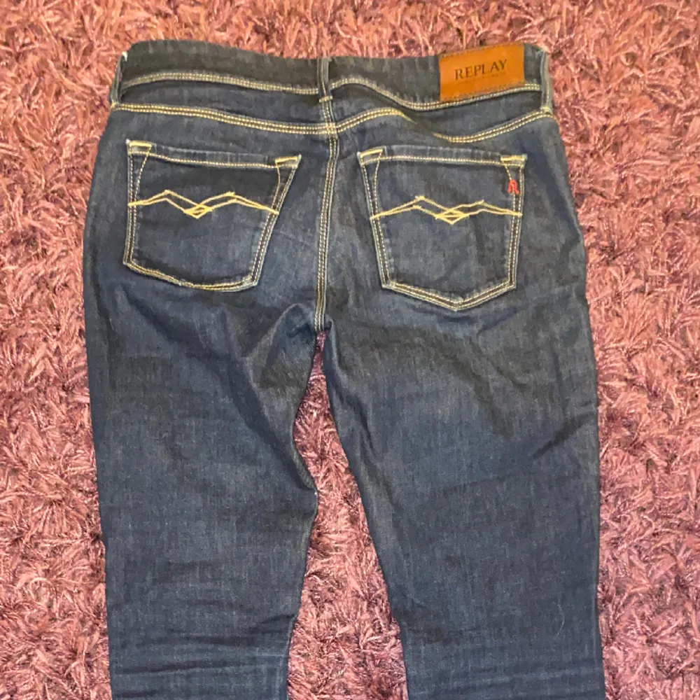 Säljer dessa low waist straight leg replay jeans då de är lite för korta för mig, jag är ca 168. Det är mörkblåa med fina detaljer och mycket bra skick💞💞. Jeans & Byxor.