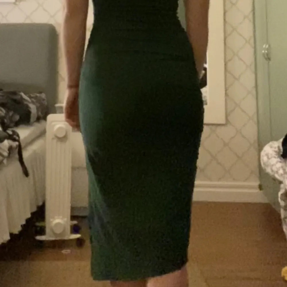 Grön stretchig klänning, knappt använd☺️. Klänningar.