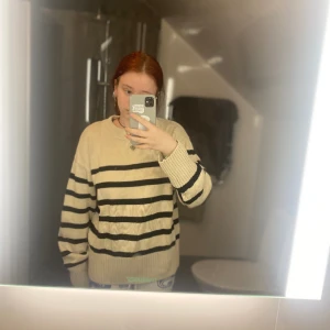 Stickad tröja  - Stickad randig tröja. Storlek M, 