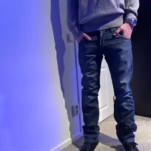 Super snygga mörkblåa jeans!