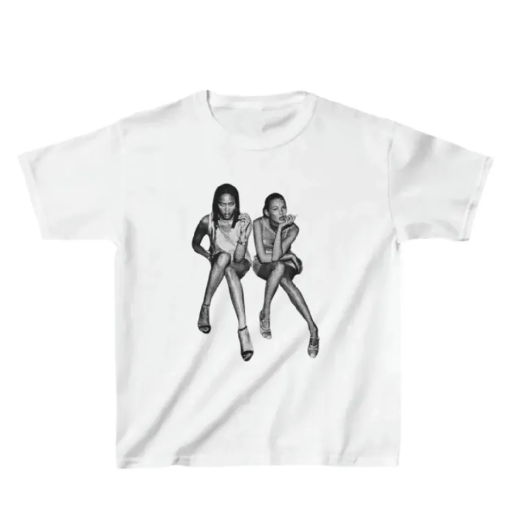 (Lånade bilder) super snygg T-shirt med kate moss och naomi campbell på. . T-shirts.