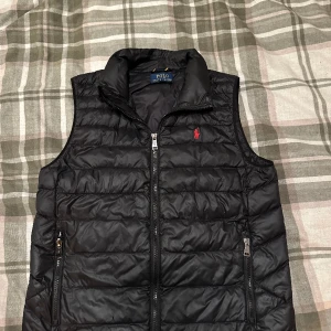 polo ralph lauren väst - tjena, säljer nu min svarta polo väst som blivit förliten, den är i ett riktigt bra skick och köptes för ca 2500 i somras, den passar dig bäst som är mellan 165-175. hör av dig vid fler bilder och frågor🙌🏽🙏🏽( kan gå ner i pris vid snabb affär)