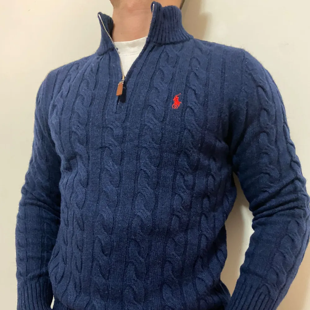 Nyt Ralph Lauren knitted zip up. Ralph Lauren Zipup Knitted. Pasar L, jag är 180cm 80kg och den sitter perfekt 👍. Mer som den har på mitt profil 💯. Tröjor & Koftor.