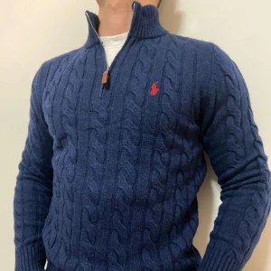 Ralph Lauren Zipup Cable Knitted - Nyt Ralph Lauren knitted zip up. Ralph Lauren Zipup Knitted. Pasar L, jag är 180cm 80kg och den sitter perfekt 👍. Mer som den har på mitt profil 💯
