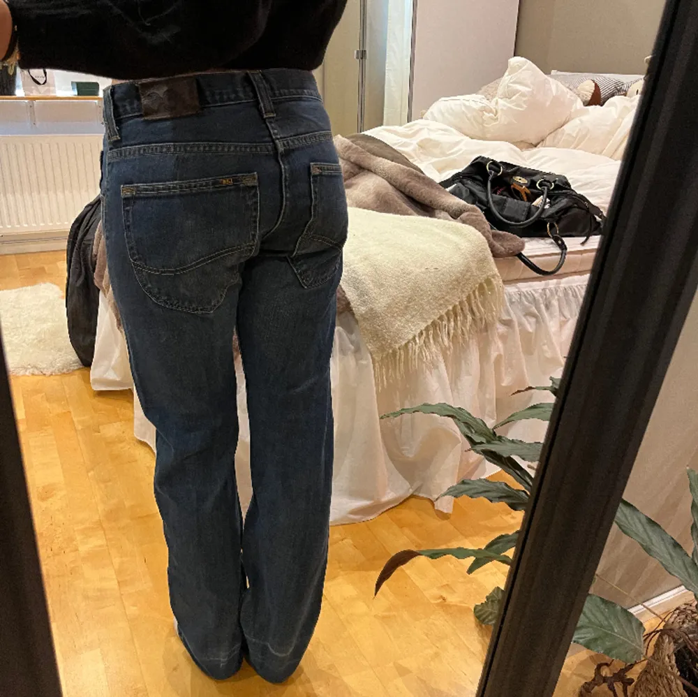 Säljer dessa straight jeans från Lee, byxan heter ”ZED”, storlek 30/32. Innebenslängd 82. Skriv vid frågor💓🫶. Jeans & Byxor.