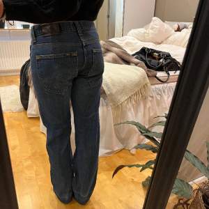 Säljer dessa straight jeans från Lee, byxan heter ”ZED”, storlek 30/32. Innebenslängd 82. Skriv vid frågor💓🫶