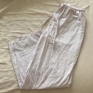 pyjamasbyxor - hej, jag säljer dessa rosa randiga pyjamas byxor i storlek S. köpte dessa för någon vecka sedan på hm. jättemysiga att ha på sig, passar i alla olika väder💕