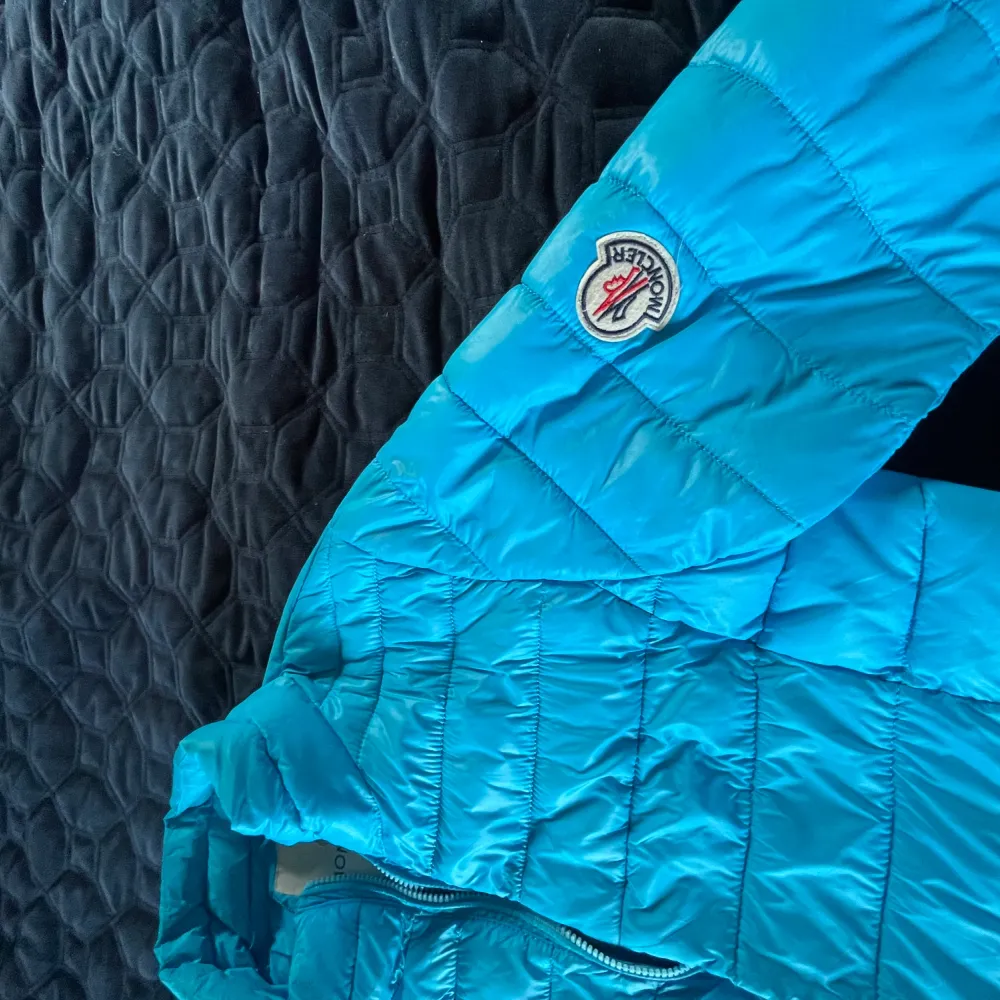 Superfin moncler jacka i blått. Fint skick i stl 2. Nypris ca 8000:- mitt pris 1000:-. Takit.