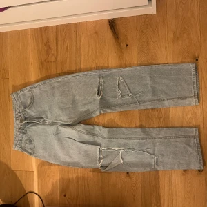 Vida håliga jeans  - Bra skick, använd ett handtal gånger.  Skriv vid fler bilder eller frågor. 
