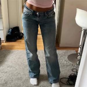 LÅNAD BILDD!Jag säljer dessa jätte fina jeans storleken 26/32 ifrån weekday i modellen arrow och jeansen är lite åt de grönblåa hållet men är fortfarande en super fin färg som passar till allt!Hör av er om ni har några frågor och priset går diskutera