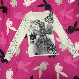 2000s longsleeve vit topp - Jättebra skick, fåtal stenar som ramlat av, storlek S💞 Skriv vid frågor! kan göra en bundle deal med den andra tröjan på min sida😋
