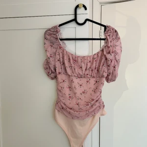 Blommig body  - Strl s