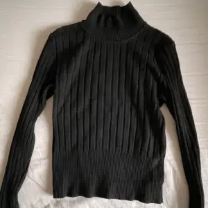 Säljer denna sköna monki tröjan med krage!! Sjukt fin och passar allt🔥😍 Tröjan är nästan som en magtröja men ändå inte. Använt 3 ggr💞‼️ vid fler frågor/bilder skriv.