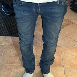 Nudie Jeans - Nudie jeans | Bra skick inga defekter | Skön Slim fit | Skriv vid funderingar ⚡️