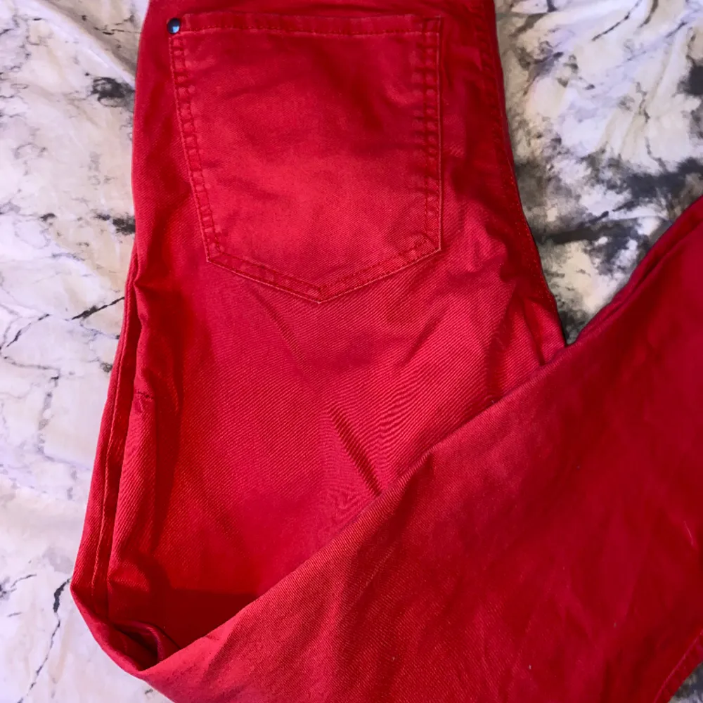 Super fina röda jeans som tyvärr är för stora för mig! Inga defekter💕 Midjemått: 41 cm tvärsöver Innerbenslängd: 79 cm Hela längden: 105 cm 💕 . Jeans & Byxor.