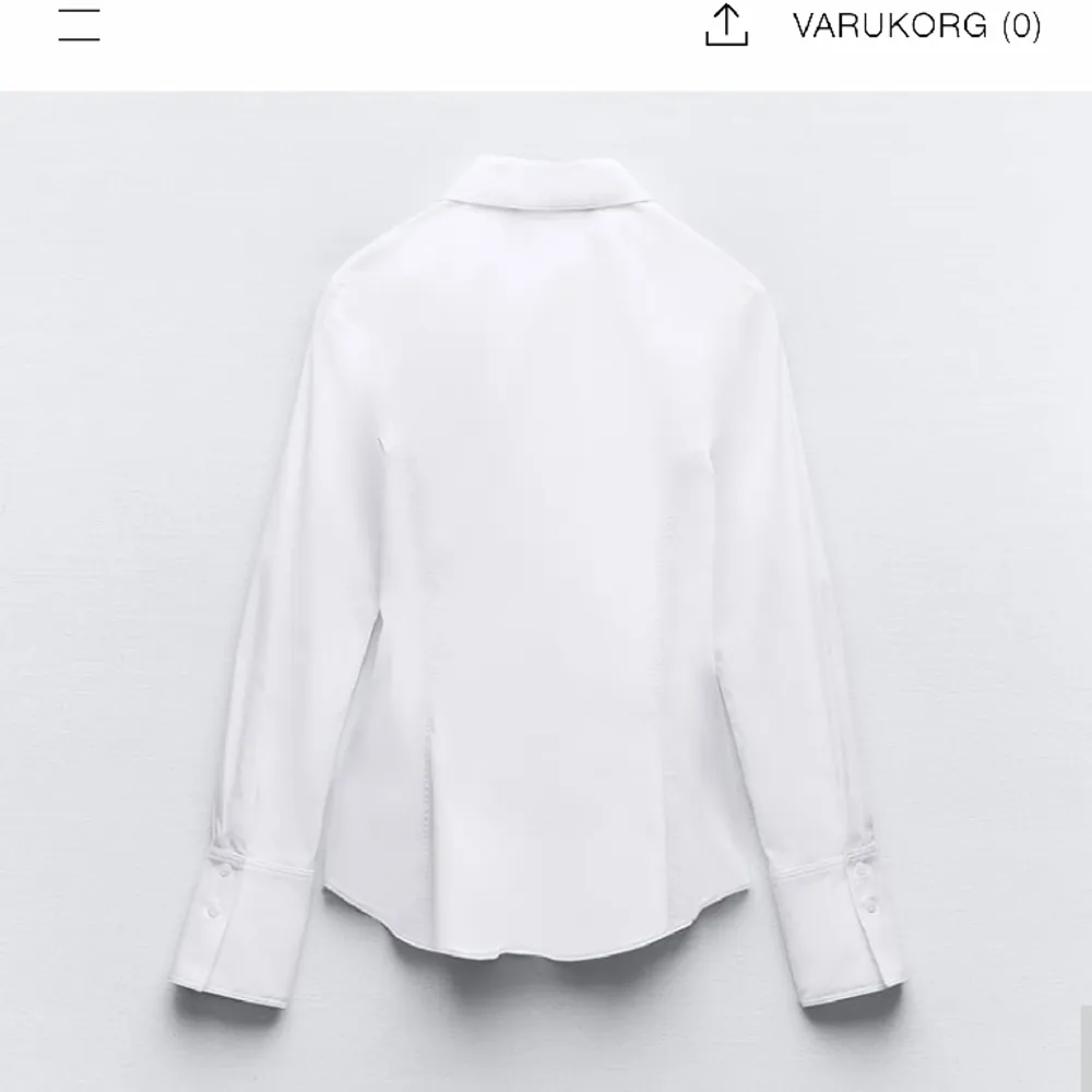 Figursydd skjorta från Zara i bra material. Används 2 ggr, men den är för liten på mig. Inköpt för 599kr. . Skjortor.