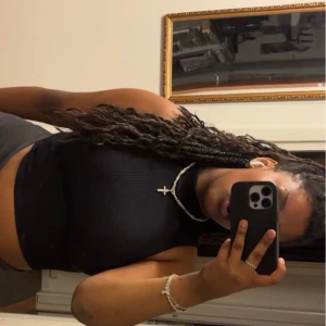 Svart linne😍 - Ett svart ribbat linne med e kort polokrage. Var andvänts 1 gång!😍💕💕