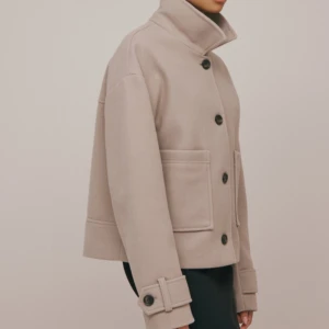 Jacka - Säljer denna beiga supersnygga jacka ifrån nelly! skriv priv för egna bilder 