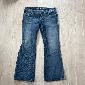 Så coola jeans från EDC by esprit! Dom är bra i längden för mig som är 170💗 Midja: 45 cm Innerbenslängd:78 cm 