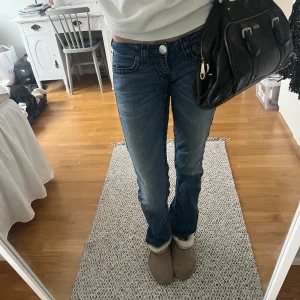 True Religion Jeans  - Jag säljer dessa helt oanvända True Religion jeans eftersom dem är lite för korta på mig som är ca. 178 cm lång. De är köpta i USA💕  Tryck på köp nu så skickar jag jeansen samma dag. Kan eventuellt också mötas upp i Göteborg😊