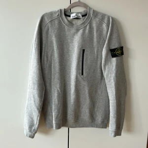 Stone island - Snygg stone island sweatshirt i storlek S. Den är väll använd där av priset. Självklart äkta.  Hör av er för mer frågor :)