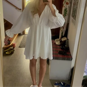 Vit klänning - Vit klänning från chiquelle, finns ej kvar på hemsidan💕 Använd en gång, inga defekter
