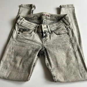 Pepe Jeans  - Tunna jeans med ett hål i skrevet som kan fixat genom att sy. Fina low waist byxor med detaljer. Även skinny. 