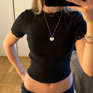 T-shirt med spets - Jätte fin ribbad t-shirt med spets vid armarna och nacken. Storlek S från Zara