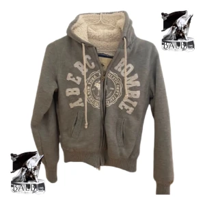 Skön zip-up med broderi🙌🙌 - Skön zip-up med broderi. Väldigt y2k🙌🙌Ställ gärna frågor 💯💯💯Priset kan diskuteras 💰💰💰