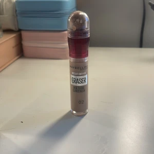Maybelline concealer  - Andvänd en gång med den va för mörk för mig! Super bra concealer har köpt en lite ljusare färg nu! 