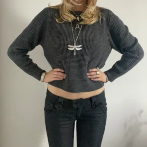 Stickad tröja - Supermysig grå stickad tröja! Passar till allt, använd några få gånger så väldigt fint skick! Storlek S. 🩶