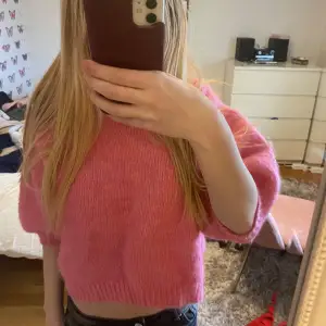 rosa stickad tröja från zara, använd 3 gånger💕💕💕 säljer då jag bytt stil