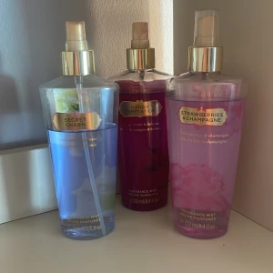 Victoria secret  - Säljer 3 st Victoria secret, i gamla förpackningar. Luktar super gott men de kommer ej tlll andvändning var av jag har flera stycken! 