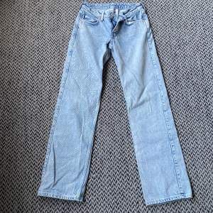 Storlek 24/32 WEEKDAY Arrow low straight jeans 100% bomull. Använda men fina 🩵