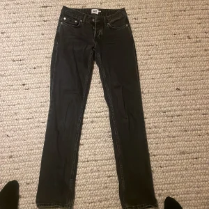 Säljer dessa lågmidjade raka jeans från lager 157 pga av för små i fint skick    - Storlek xxs passar bra i längden på mig som är 160, bra skick 