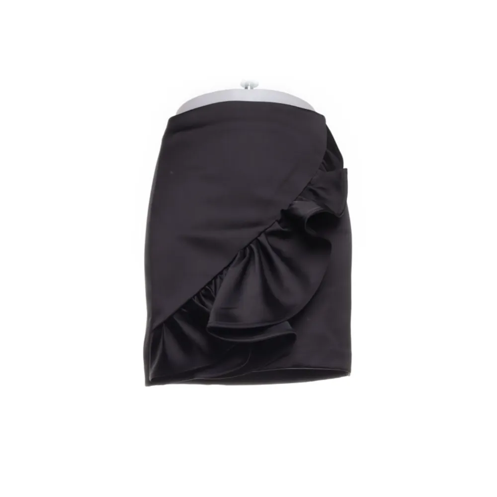Säljer en jättesnygg svart kjol med volang, säljer då den inte kommer till användning❤️. Kjolar.