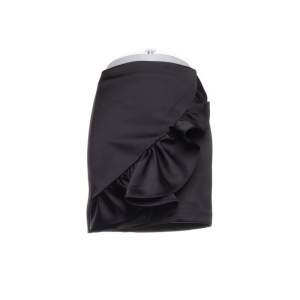 Säljer en jättesnygg svart kjol med volang, säljer då den inte kommer till användning❤️