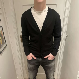 J.Lindeberg  - Säljer min fina j.Lindeberg kofta i storlek M. Jag säljer den eftersom jag ej vill ha den mer, skriv om du har några funderingar. Först till kvarn:)