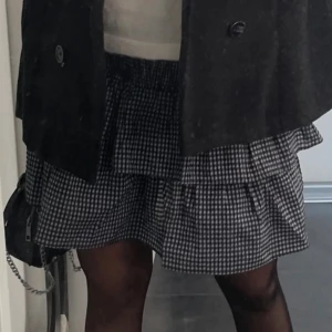 Volang kjol - Supersöt rutig volangkjol till sommaren från märket ”Neo noir”! Står ingen storlek men skulle säga att den passar allt från XS-M då den har resår i midjan💗