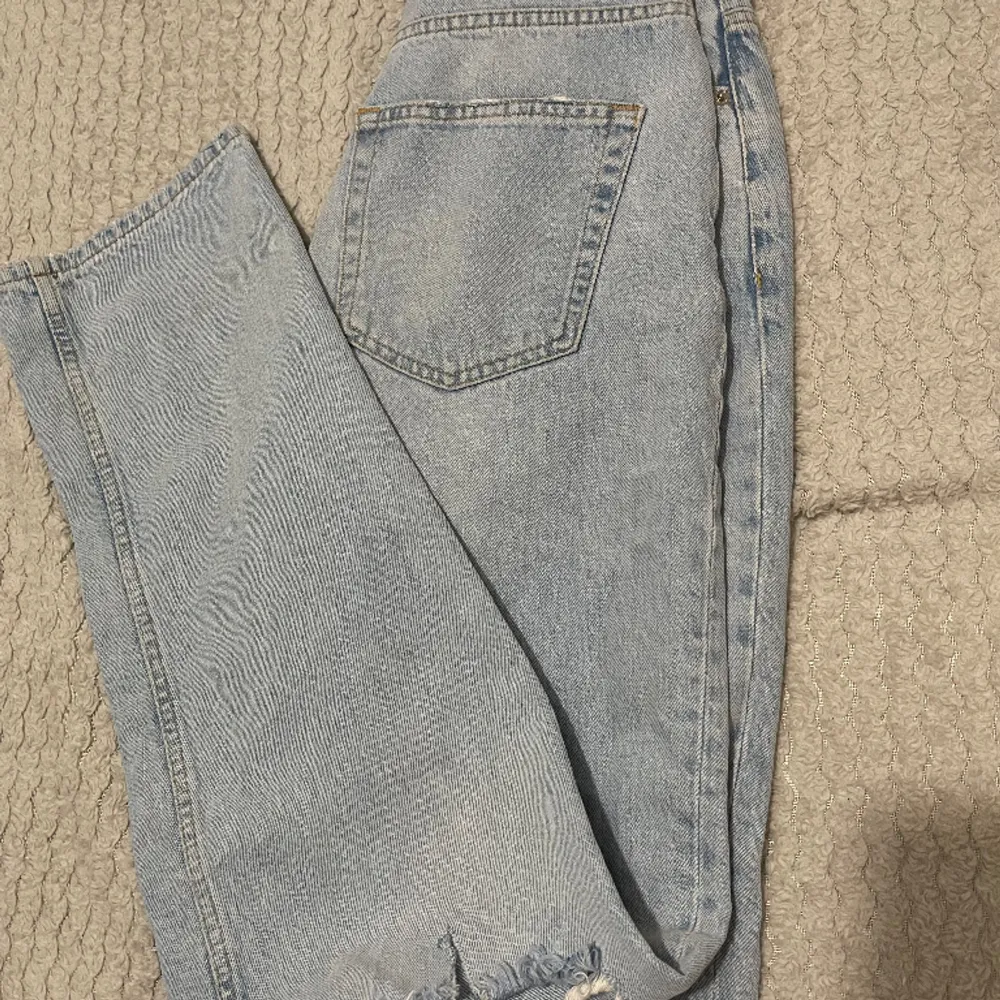 Säljer jättefina jeans för 150kr ☺️. Jeans & Byxor.