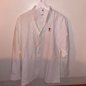 Ami Paris skjorta - En fet Ami Paris skjorta! Strl L  Skick 10/10 Kommer knappt till användning för mig men passar perfekt till de finare/speciella tillfällena!