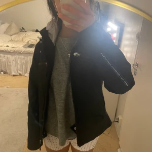 skid jacka den napapijri - Snygg skidjacka från Napapijri ! Mer bilder (skriv) sliteringa den användningar men i bra skick, tyvärr för liten på mig nu. Xs! Så snygg passform, medföljer bälte💕köpt för 1300kr, kan posta samma dag som köpet