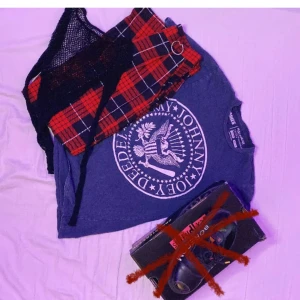 Punk bundle  - Bundled innehåller Ramones T-shirt i strl xs (herr), en nät topp från Killstar och ett par byxor från det brittiska märket Love Too True i storlek 8 (passar XS bäst). Allt är i gott skick! 