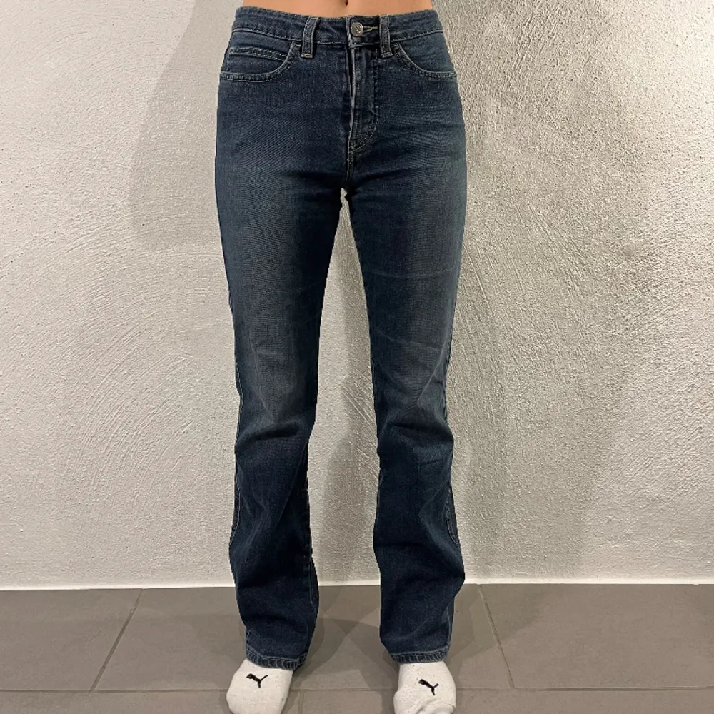 Vi är ett UF-företag som älskar och säljer jeans!💙 Köparens går för frakt💙. Jeans & Byxor.