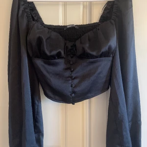 Satin topp - Satin topp från Gina tricot , storlek S , säljer toppen för 100 kr, hör av er , pris går att diskuteras