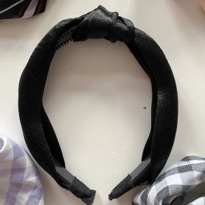 Diadem - Svart diadem med tyg om och knut uppepå. Aldrig använd. Bara att fråga om det är något du undrar! Kan mötas på Järntorget i Göteborg eller skicka, köparen står för frakt. 